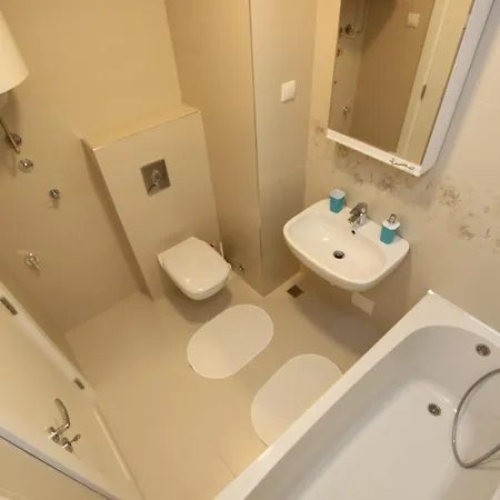 Riviera New Apartment, Parking 5 Eur Per Day شقة